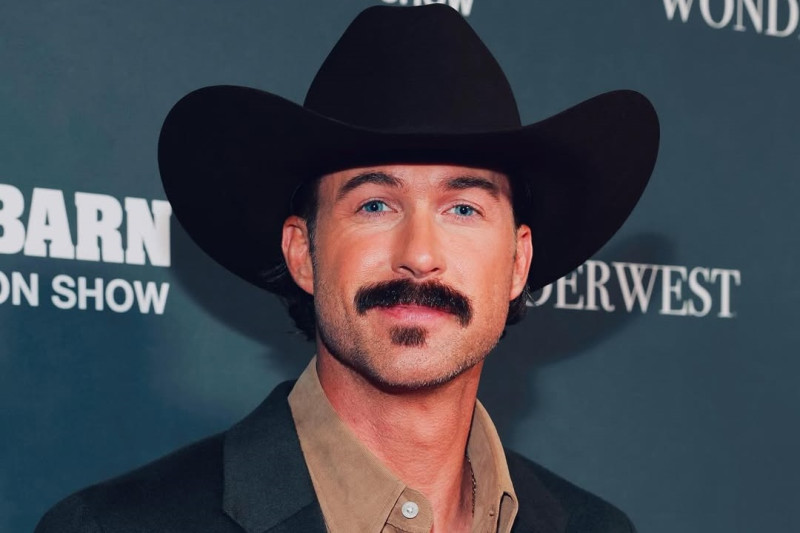 Riley Green's Dramatic Entrance: A Country Star in Marshalls