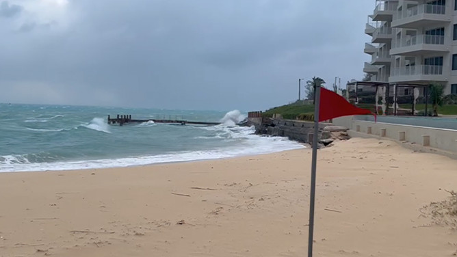 Hurricane Imelda Slams Bermuda with Fierce Winds, Ripples Reach Florida Shores