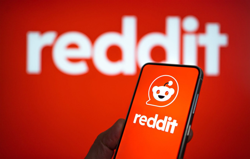 Reddit Stock Tumbles as AI Reliance Shifts Away from Platform