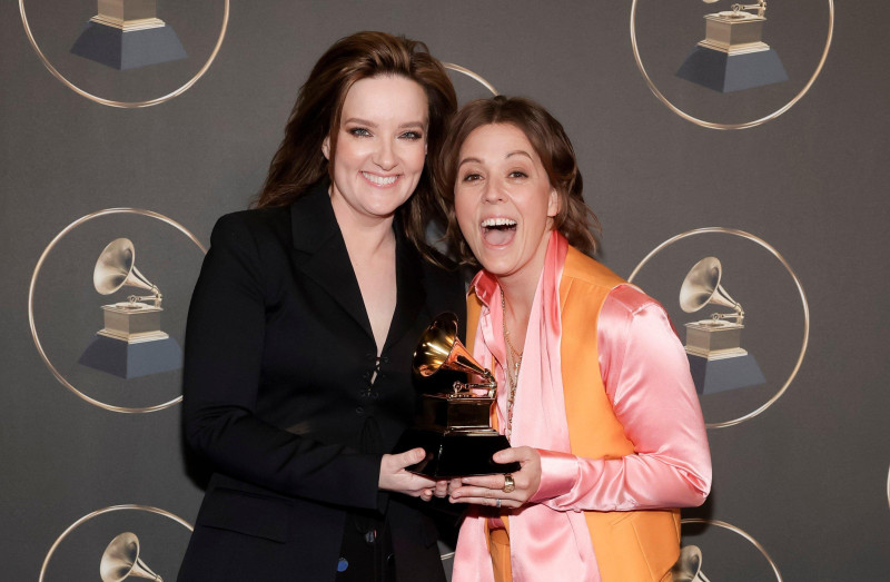 Brandi Carlile and Patty Loveless Deliver Emotional Tribute to Vince Gill at 2025 CMA Awards