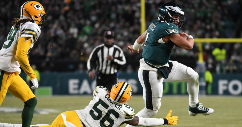 Injuries Pile Up for Packers and Eagles in Gritty Monday Night Showdown