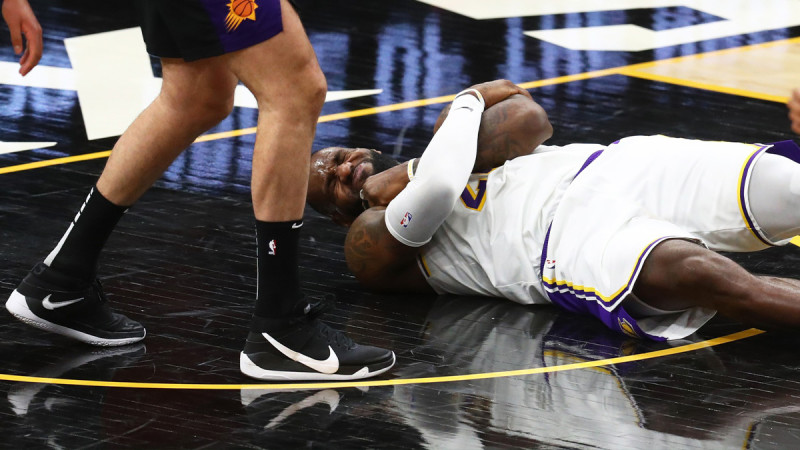 LeBron James Returns to Action as Lakers Face Off Against the Clippers