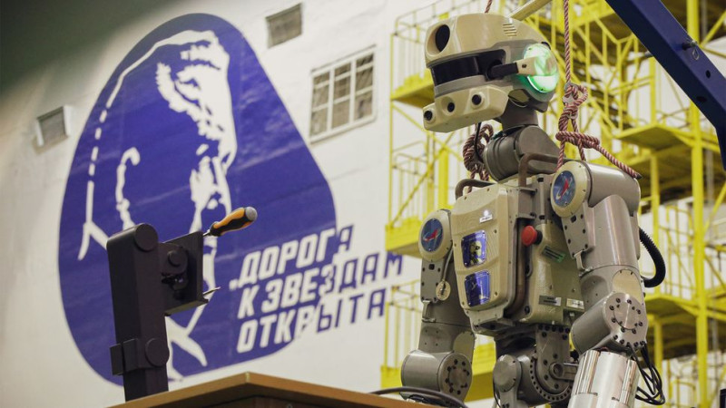 Russian Robot Aidol Crashes in Spectacular Failure