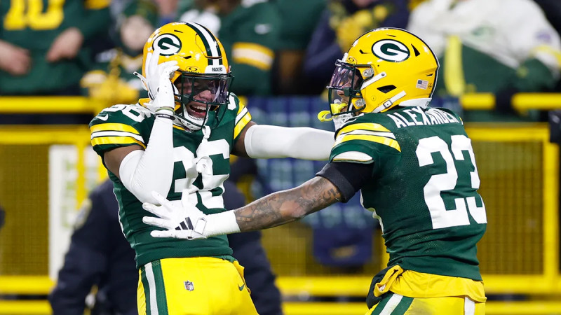 Bears Dominate Packers, Escalate NFC Playoff Drama