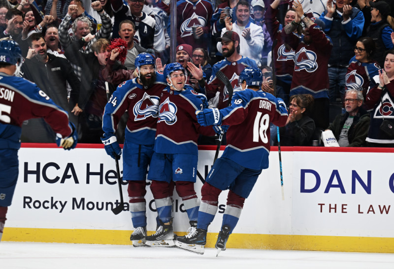Mammoth vs. Avalanche: A Thrilling Showdown on the Ice