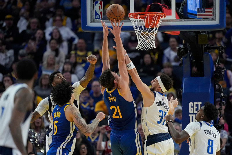 Warriors Triumph Over Mavericks in Christmas Day Showdown