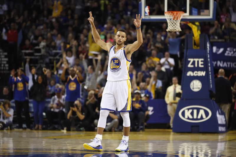 Warriors Triumph in Christmas Clash: Golden State Defeats Mavericks 126-116