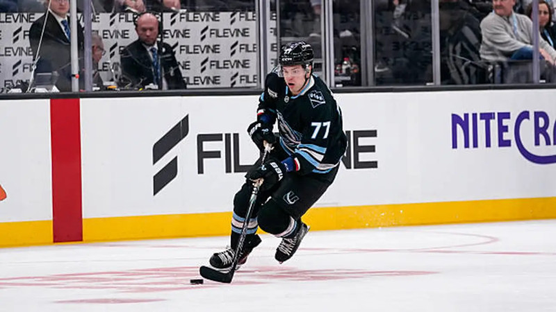 Mammoth Crush Islanders in Thrilling 7-2 Victory