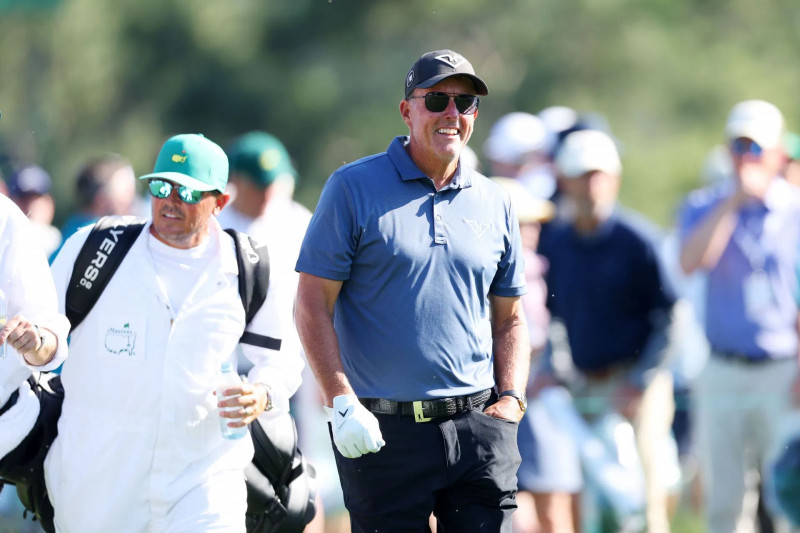 Phil Mickelson Shocks Golf World: Withdraws from 2026 Masters Amid Personal Crisis