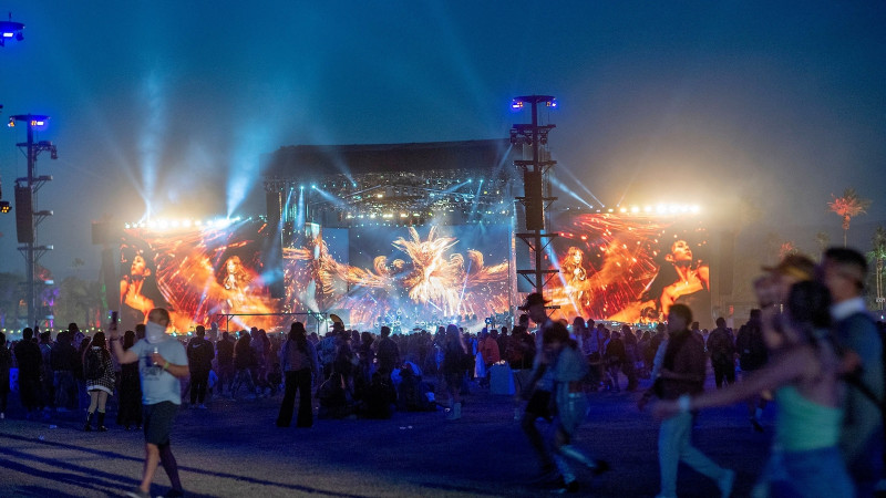 Sabrina Carpenter Kicks Off Coachella 2026 with a Stunning Performance