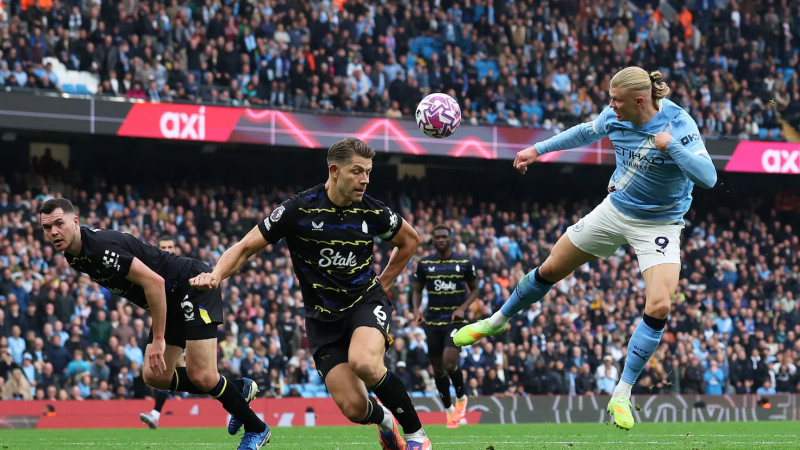 Arsenal's Title Race Intensifies as Manchester City Draws with Everton