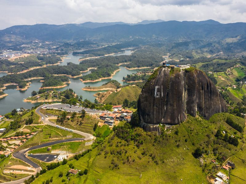 Colombia Rocks: Earthquake Chaos and Community Resilience