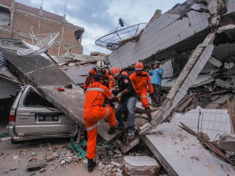 Devastation Unleashed: 7.7-Magnitude Earthquake Rocks Indonesia