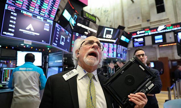 Dow Jones Industrial Average Plummets as Walmart Earnings, Inflation Uncertainty Roil Markets