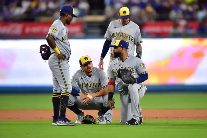 Edwin Díaz's Meltdown Leaves Dodgers Reeling in 5-4 Loss to Brewers