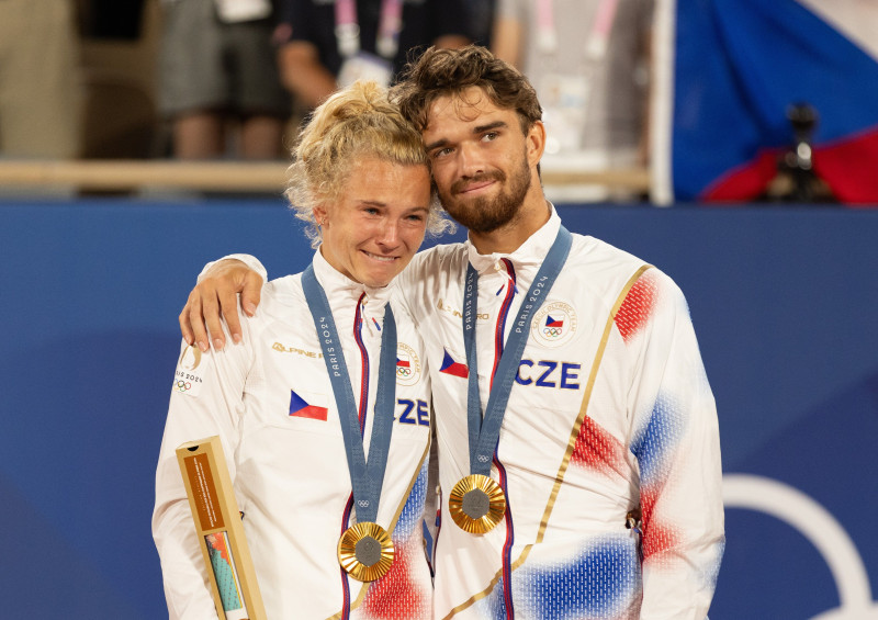 Muchova and Mensik Triumph in Thrilling Mixed Doubles Final