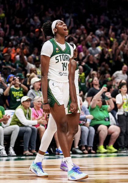 Seattle Storm's Malonga Stuns Chicago Sky with Historic Performance