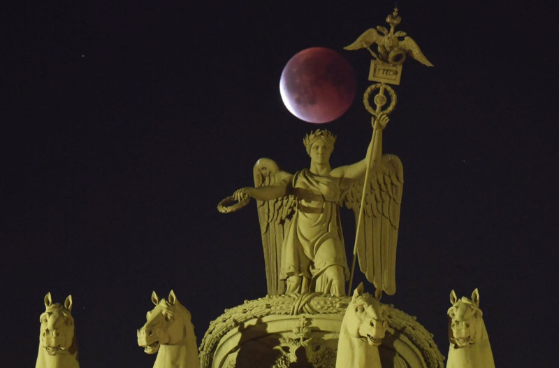 Stargazers Await the Blood Moon Eclipse Tonight: See the Lunar Spectacle