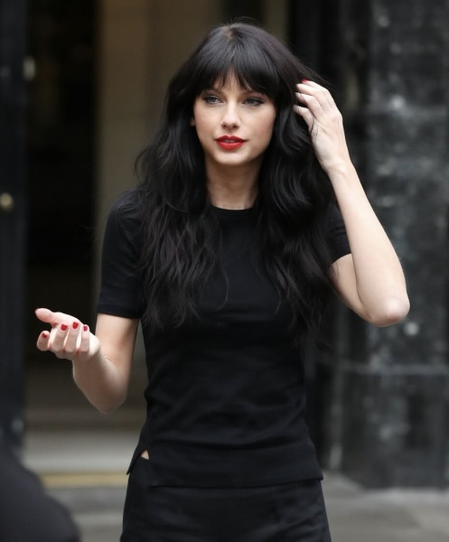 Taylor Swift Rocks Dramatic New Look in London Hair Reveal