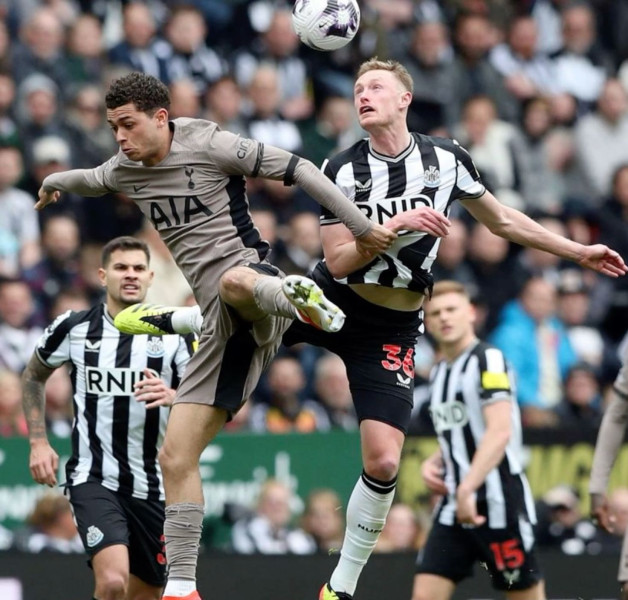 Tense Atmosphere as Tottenham Hosts Newcastle in Premier League Clash