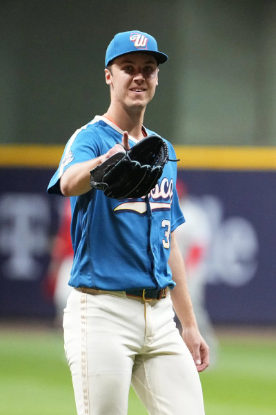 The Historic Shutout: Mariners Face Brewers in a Record-Breaking Night