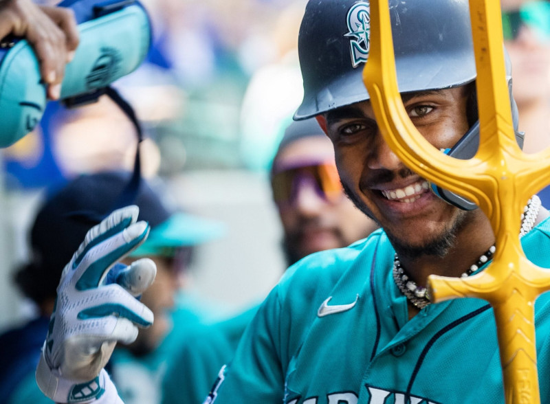 The Mariners' Triumph: A Late-Inning Heroic Play Leaves Fans Stunned