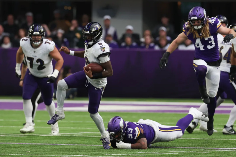 The Minnesota Vikings' Dominance and the Week's NFL Rivalries: Giants vs. Dolphins, Ravens vs. Vikings, and the Saints vs. Rams