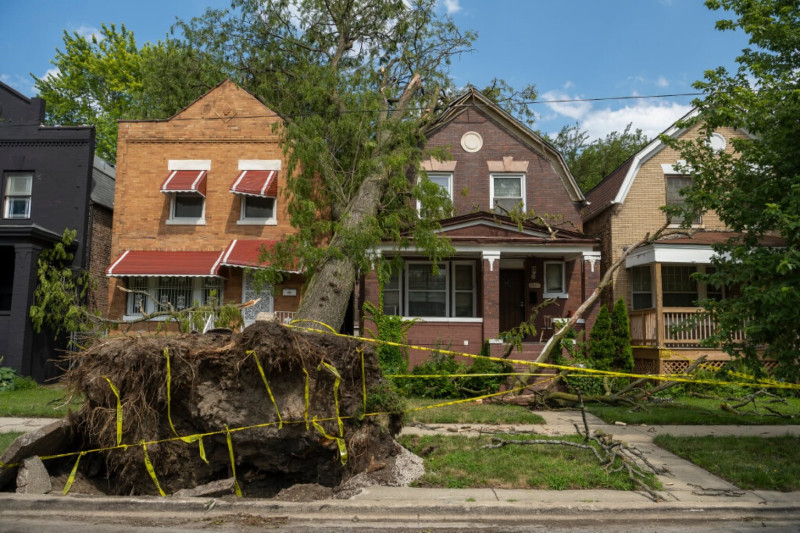 Tornadoes Rip Through Chicago: A Midwest Meteorological Onslaught