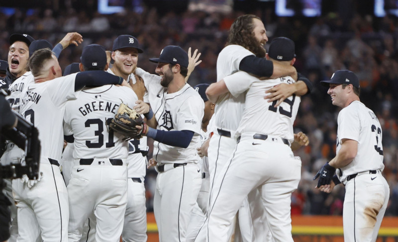 White Sox Triumph Over Tigers in Thrilling AL Central Showdown
