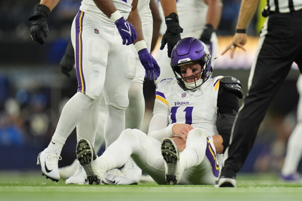 Carson Wentz's Injury Throws Vikings vs Packers Game into Chaos