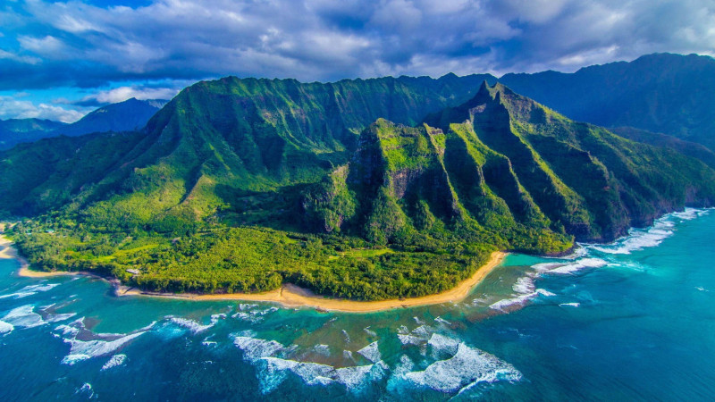 Hawaii Bracing for Hurricane Lowell's Impact