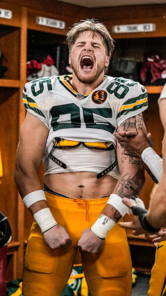 Rookie Ready: Tucker Kraft Makes His Debut for Green Bay in Primetime Showdown