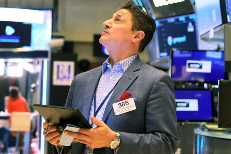 Stock Market in Turmoil as Dow Plummets on Tech Sell-Off