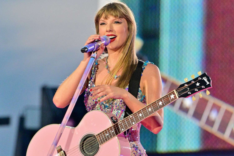 Taylor Swift and Travis Kelce: A Night of Stars at Arrowhead Stadium