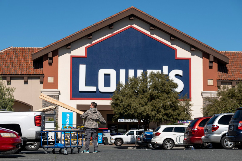 The Retail Labor Day Frenzy: Which Stores Keep Their Doors Open?