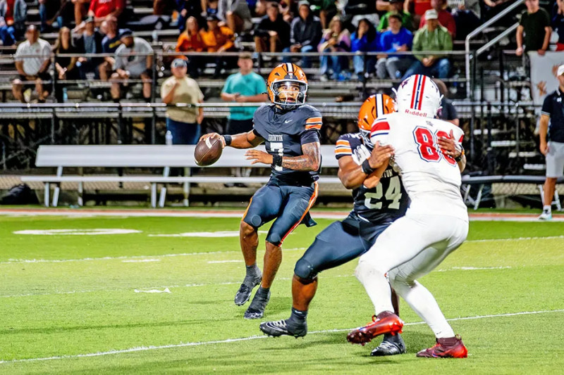 Tigers and Bulldogs Clash: Thrilling Showdown on the Gridiron