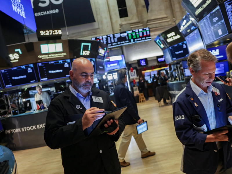 Apple Stock Downturn Sparks Concerns Amid Tech Sector Volatility