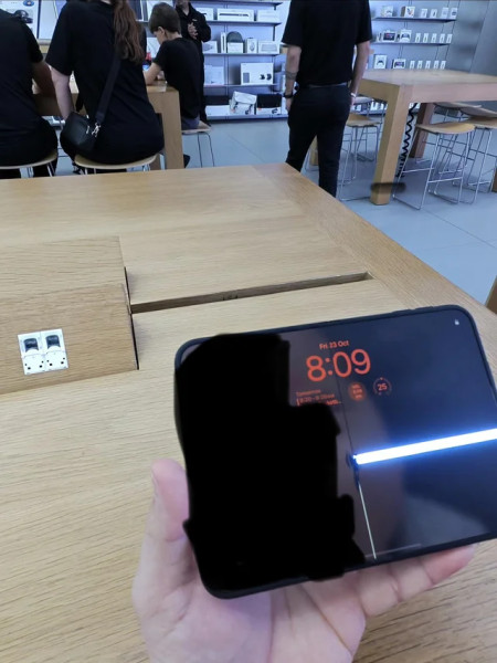 iPhone Duo users report screen cracks along the hinge