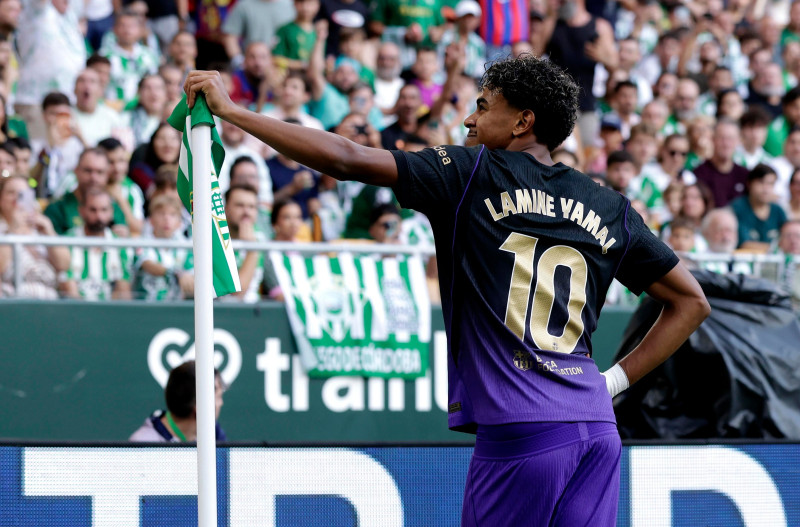 Barcelona beats Real Betis 5-2 to match La Liga record