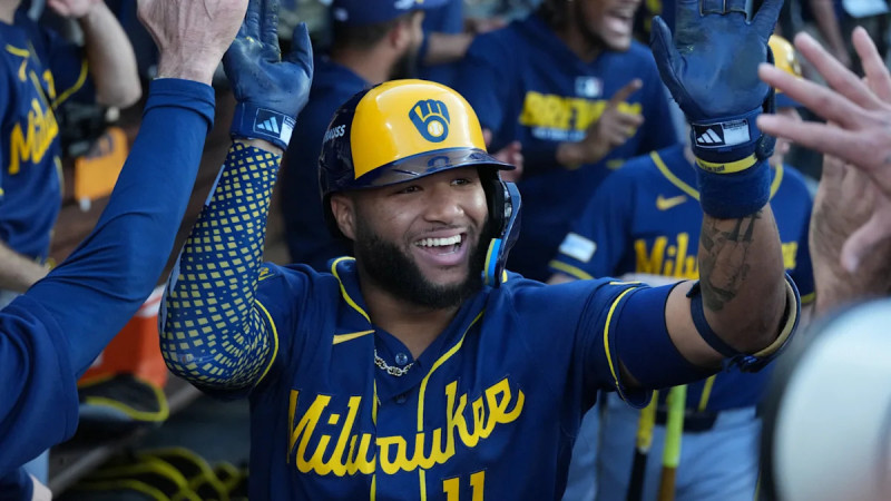 Brewers extend NLCS lead to 3-0 with 6-2 win over Dodgers