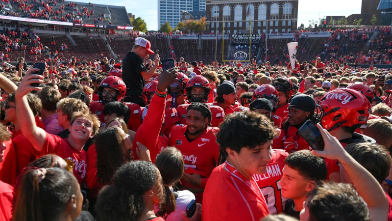 Cincinnati defeats No. 8 Texas Tech 37‑24 at Nippert Stadium