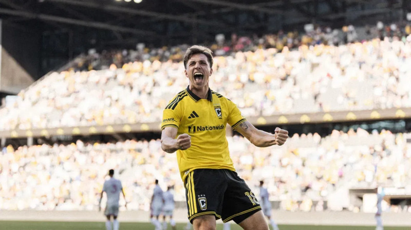 Columbus Crew secure playoff spot with 2-0 win over FC Dallas