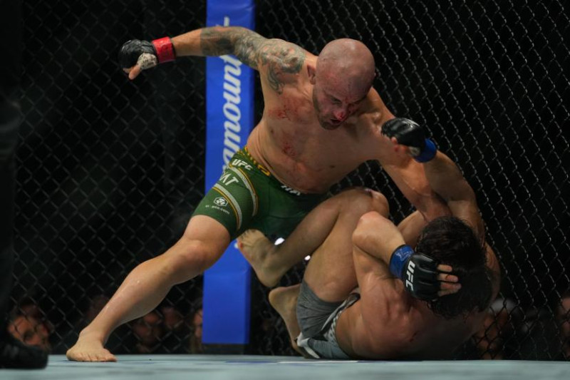 Featherweight UFC: Volkanovski's Thrilling Title Defense in Abu Dhabi