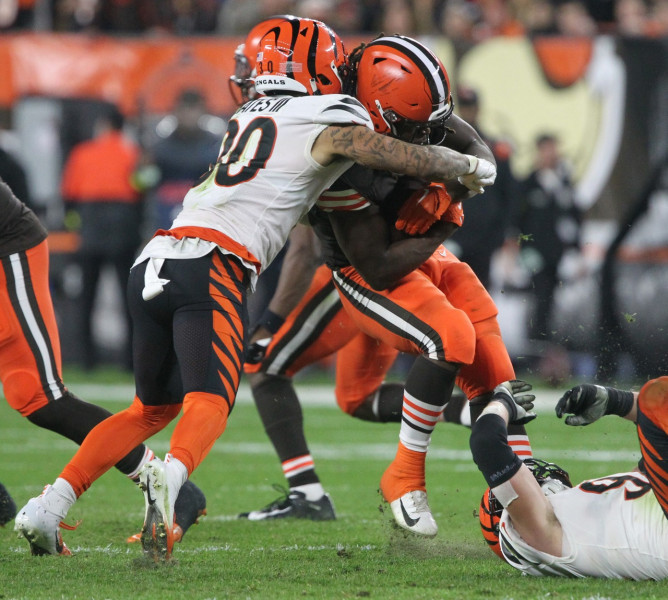Hurricane of Controversy: Sydney Brown Accidentally Tackles Jessie Bates in Practice Session