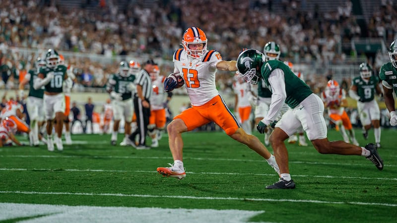 Illinois beats Oregon 14-10 at Gies Memorial Stadium