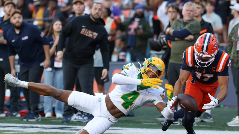 Illinois defeats Oregon 21-10 in Big Ten game