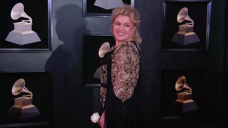 Kelly Clarkson clashes with Brooklyn boutique over $15,000 mechanical bird