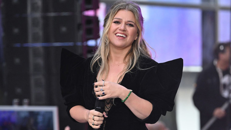 Kelly Clarkson disputes $15,000 bird statue purchase with Brooklyn store