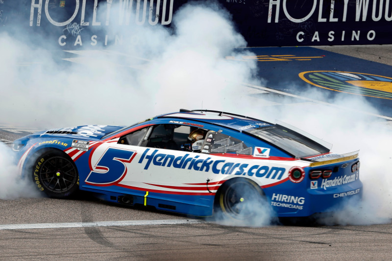 Kyle Larson stays on top after Phoenix crash