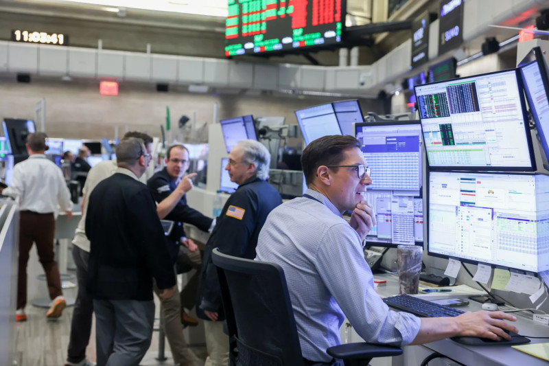 Nasdaq falls as AI concerns and oil price spike hit tech stocks